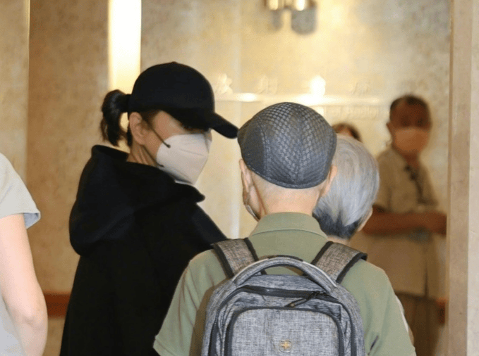 林青霞被拍到抵达医院 低调探望资深电影人施南生