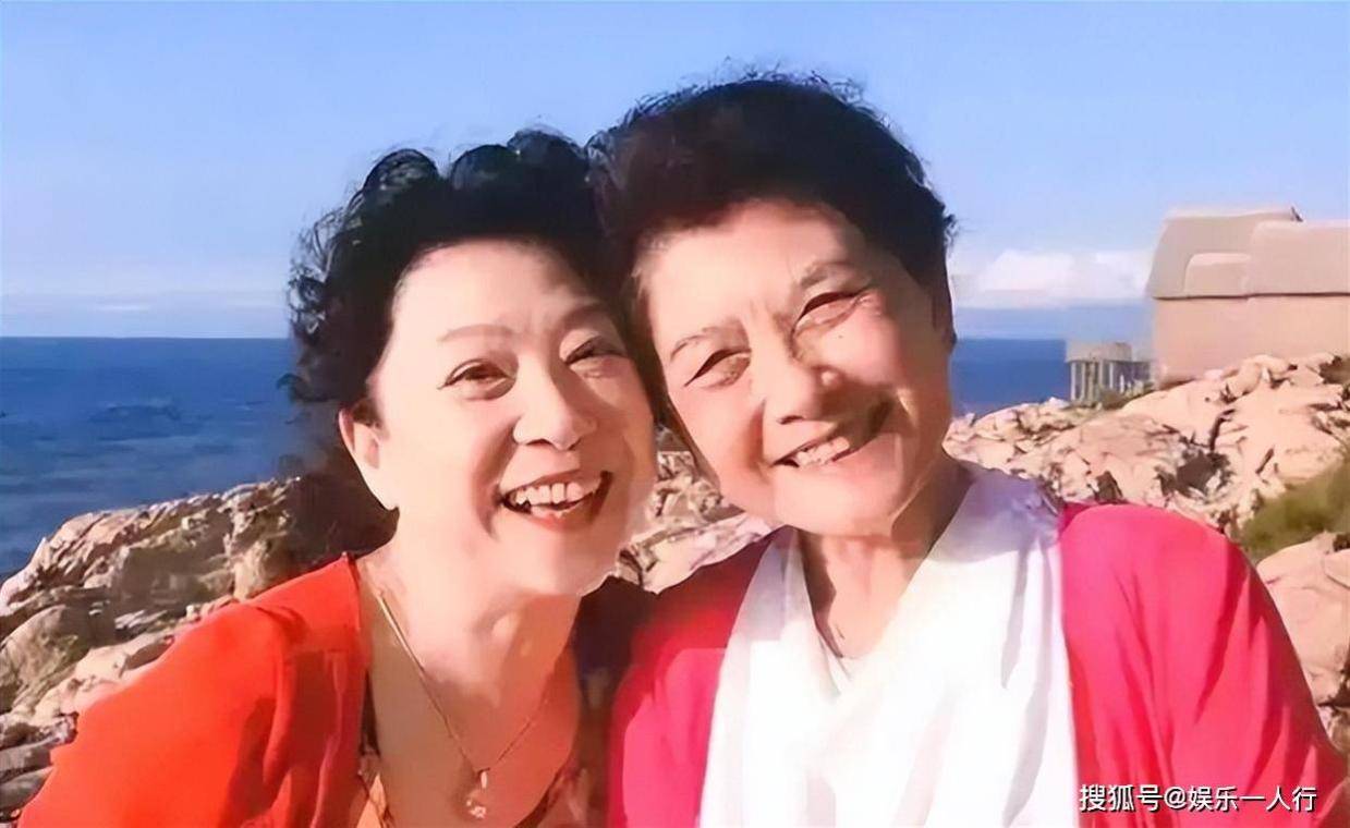 原来她是王骁的亲姨妈，国宝级演员，如今在浙江隐居名声大噪，现身百花奖之夜