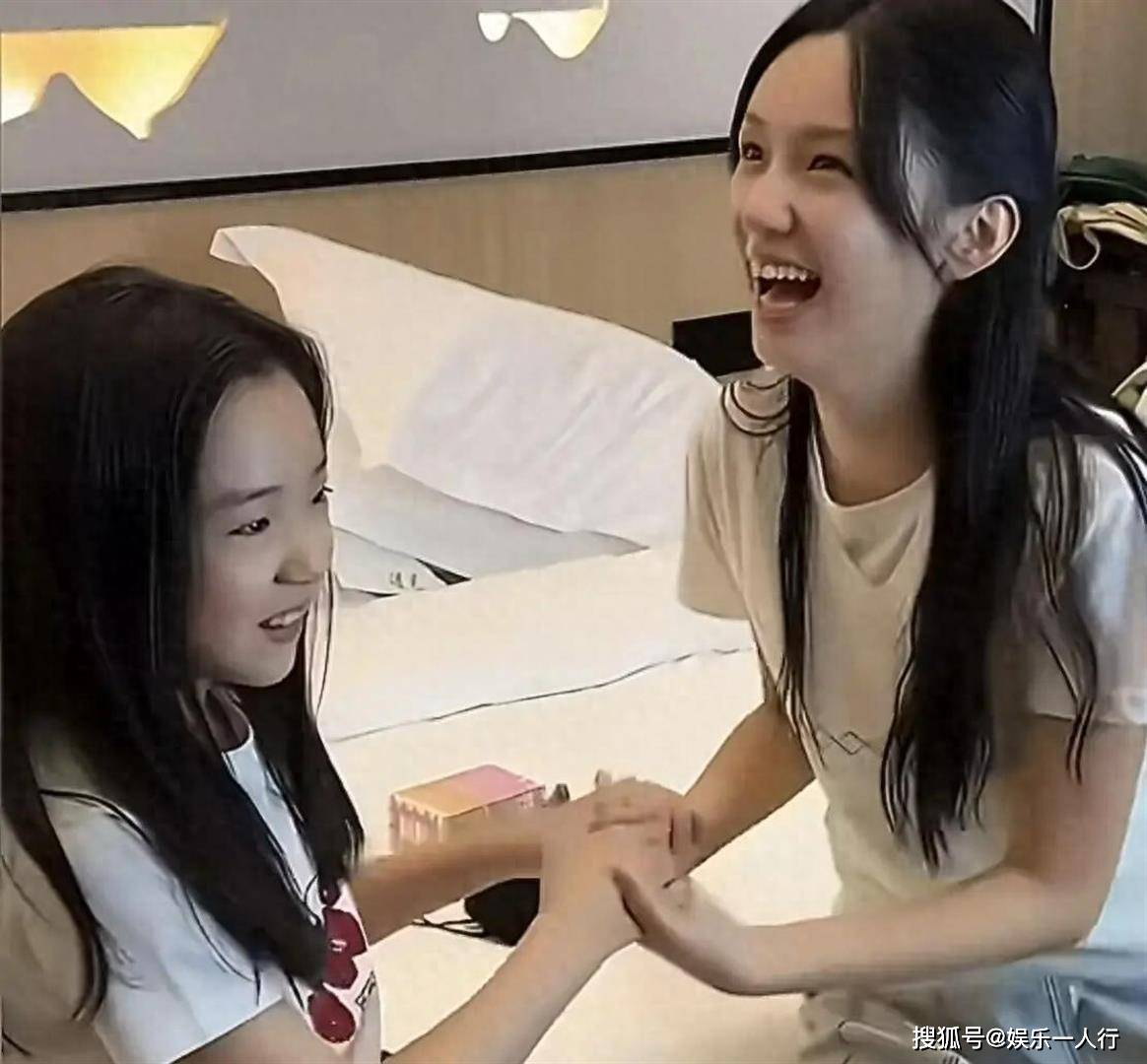 小酒窝访问新剧！周也见到董璇女儿稀罕的要紧，紧紧拥抱不愿放手！