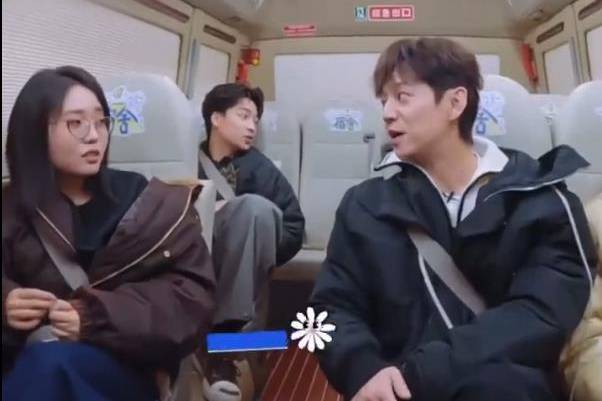 何炅自曝因年龄大被密室拒绝，幽默调侃：“实在不行我当场做18个蹲起！”