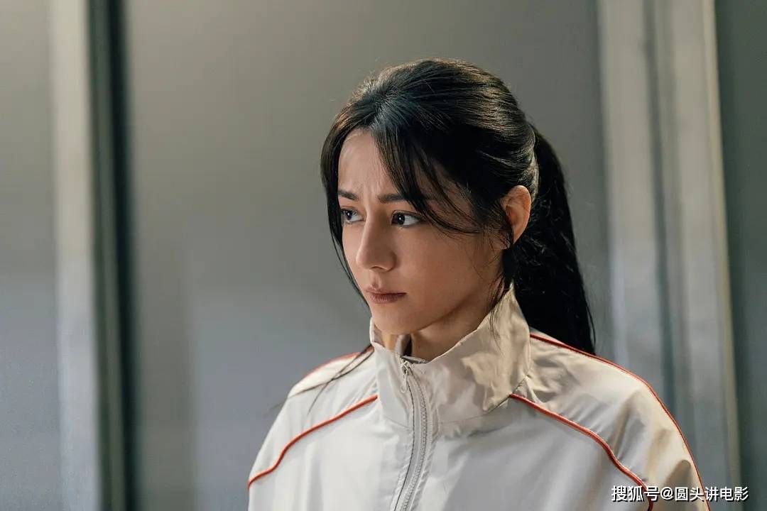 当前热映电影票房榜，《功夫女足》跌至第三，第一总票房突破19亿